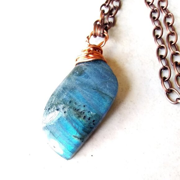 Minimalist Wire Wrapped Labradorite with Noticeable Blue Flash. 22" Copper Chain - Picture 2 of 8